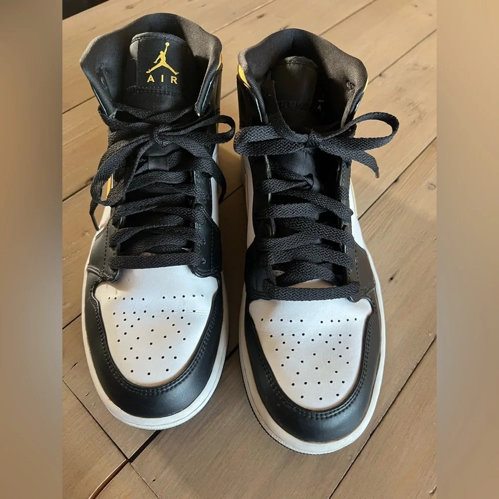 Air Jordan’s mids 1 white pollen BLK university Gold Sneakers Size 9.5